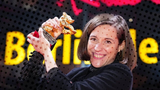 Carla Simón, con el Oso de Oro que ganó en el Festival de Berlín por «Alcarràs» -  EFE/EPA/CLEMENS BILAN