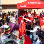 Un momento de la entrega de alimentos de Coca-Cola y entidades sociales