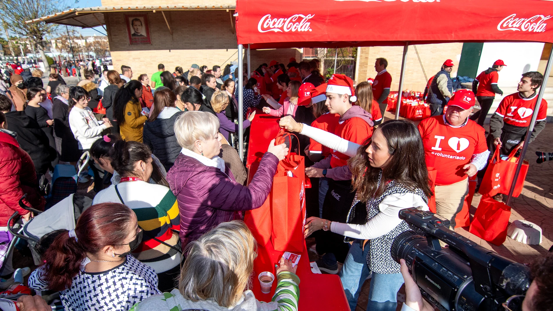 Un momento de la entrega de alimentos de Coca-Cola y entidades sociales