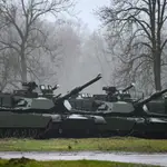 Tanques Abrams en el Centro de Entrenamiento de las Fuerzas Terrestres en Biedrusko, Polonia