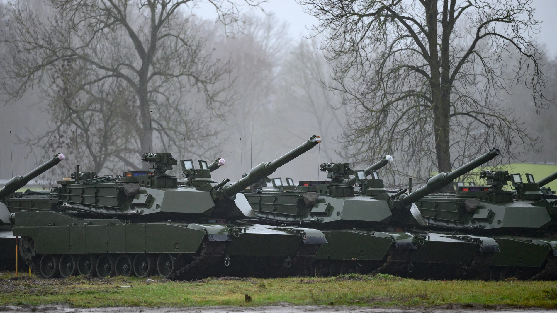 Tanques Abrams en el Centro de Entrenamiento de las Fuerzas Terrestres en Biedrusko, Polonia