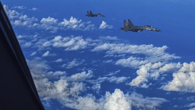 Aviones de combate del Comando del Teatro Oriental del Ejército Popular de Liberación de China (EPL) realizan ejercicios conjuntos de entrenamiento de combate alrededor de la isla de Taiwán