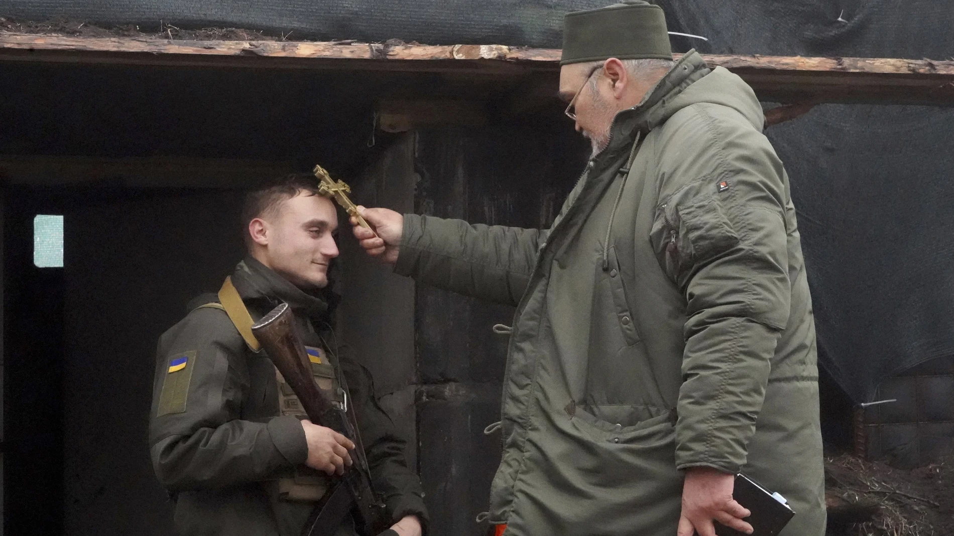 Un capellán bendice a un soldado con motivo de la Navidad en la posición de la Guardia Nacional de Ucrania cerca de la frontera rusa cerca de Járkiv, Ucrania, el 24 de diciembre