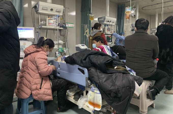 Familiares alrededor de las camas de los enfermos en la zona de Urgencias del Hospital nº 4 de Langfang, en la ciudad de Bazhou (Hebei, China).