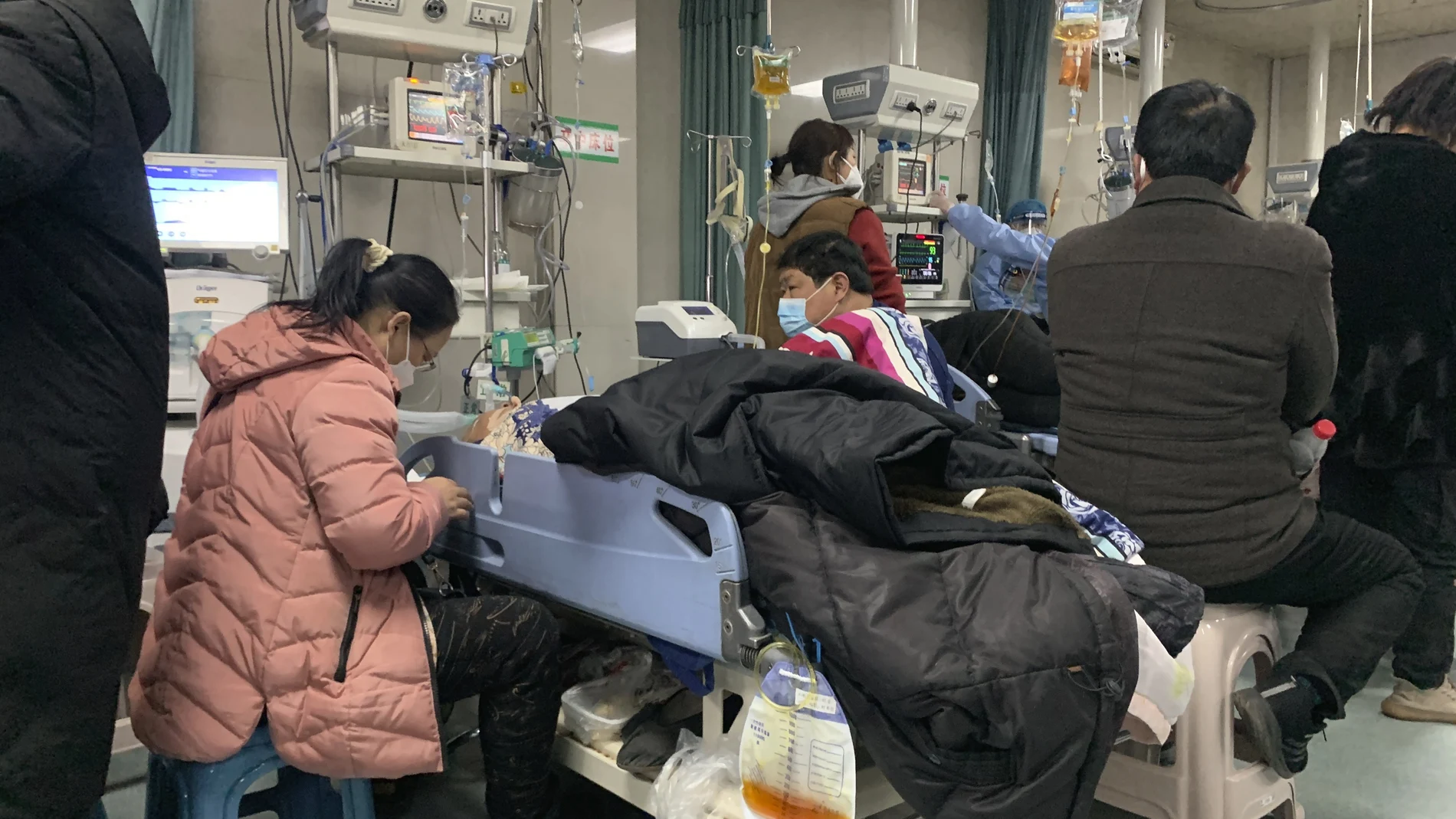 Familiares alrededor de las camas de los enfermos en la zona de Urgencias del Hospital nº 4 de Langfang, en la ciudad de Bazhou (Hebei, China).