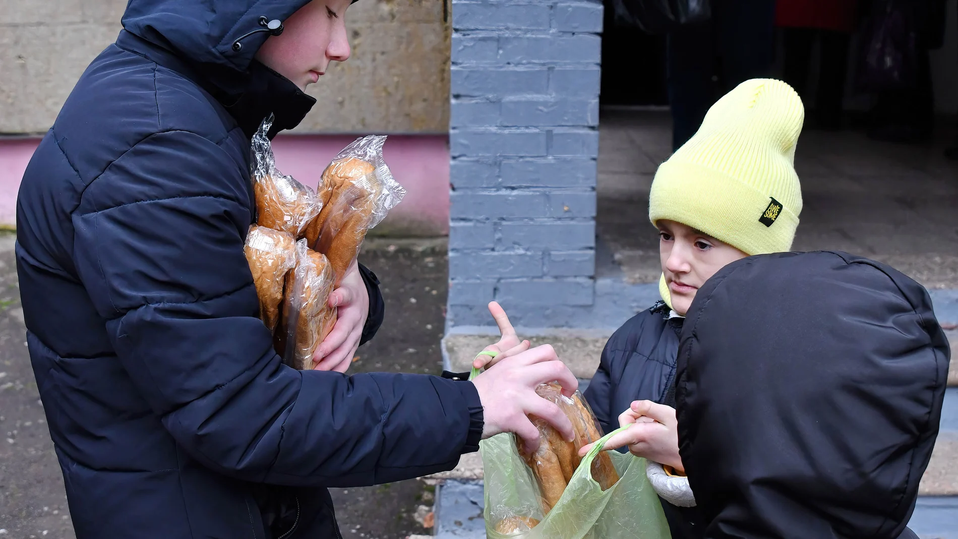 Niños reciben pan de una organización humanitaria en Kramatorsk (Donetsk)