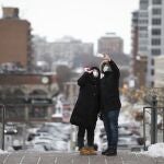 Dos personas se hacen un "selfie" con la ciudad de Ottawa al fondo