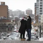 Dos personas se hacen un &quot;selfie&quot; con la ciudad de Ottawa al fondo
