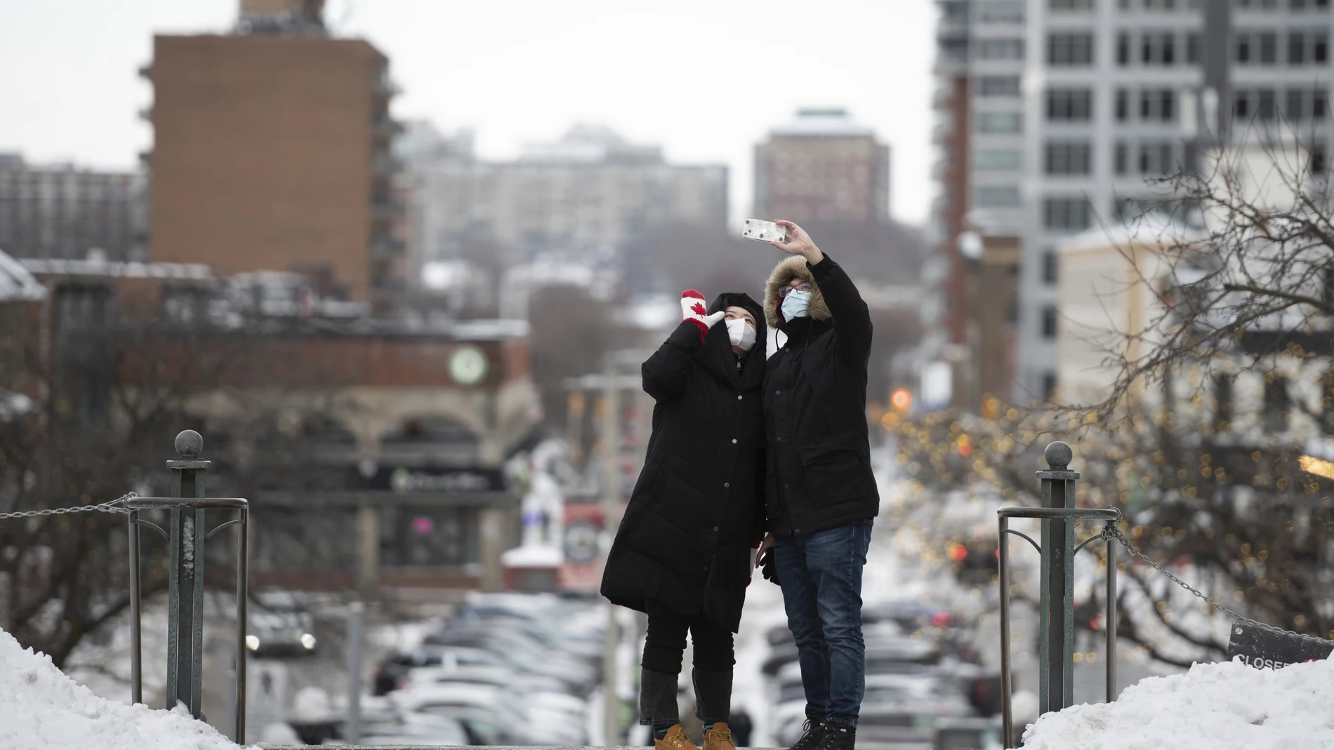 Dos personas se hacen un "selfie" con la ciudad de Ottawa al fondo
