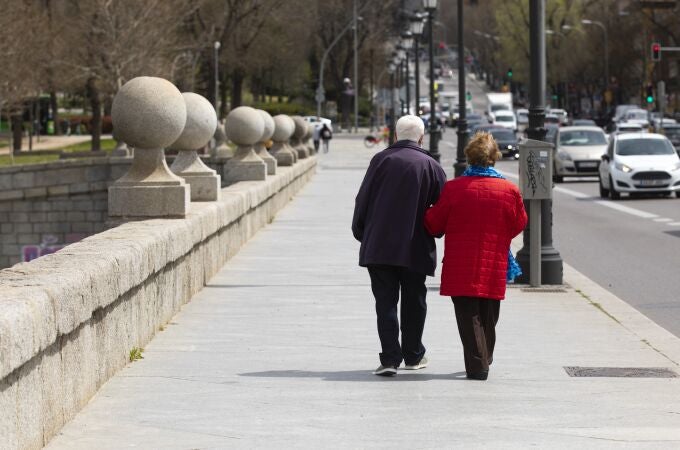 Imagen de personas mayores paseando por Madrid
