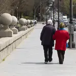 Imagen de personas mayores paseando por Madrid
