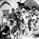 Milicianos republicanos posando con momias de monjas procedentes de tumbas que habían profanado en el Convento de la Concepción de Toledo