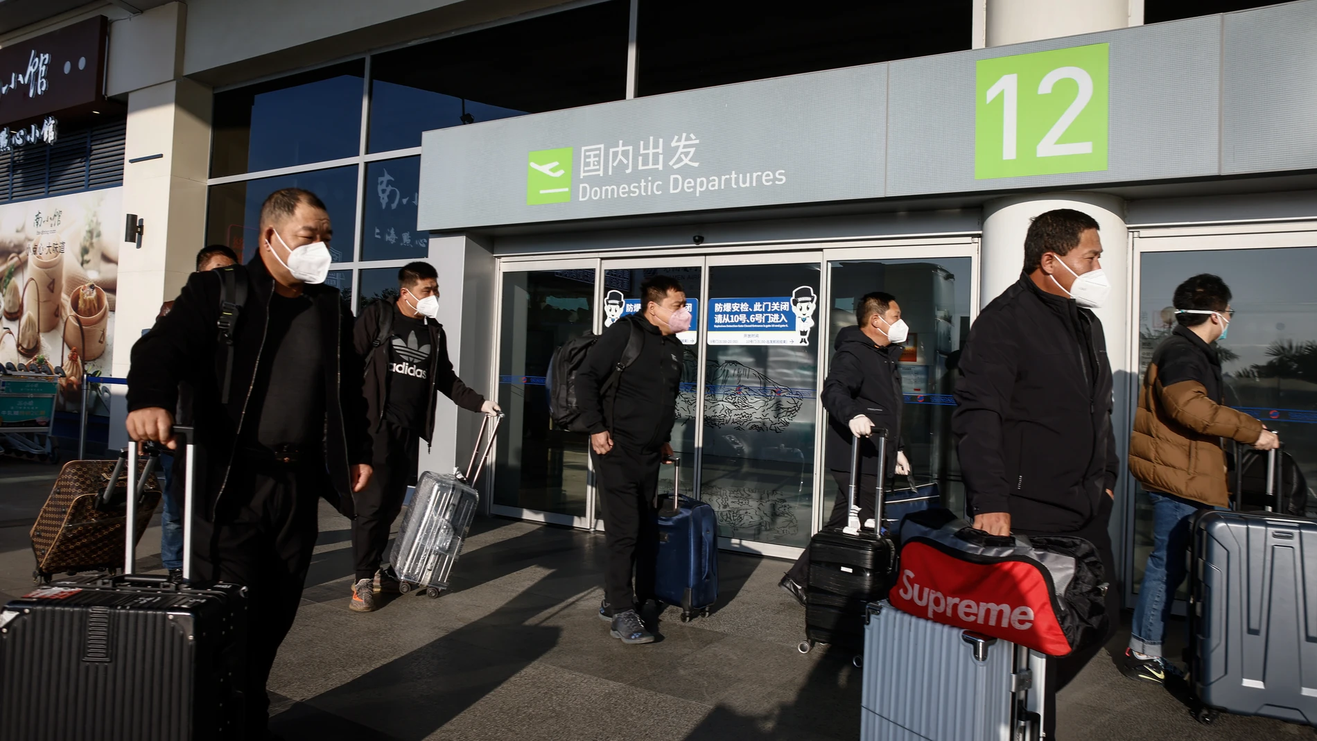 Residentes de las dos ciudades más grandes de China, Beijing y Shangai, en el aeropuerto Gaoqi International de Xiamen (Fujian) para volver a sus puestos de trabajo.
