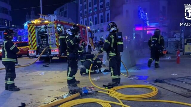 Bomberos trabajan en las labores para extinguir un incendio en Callao
