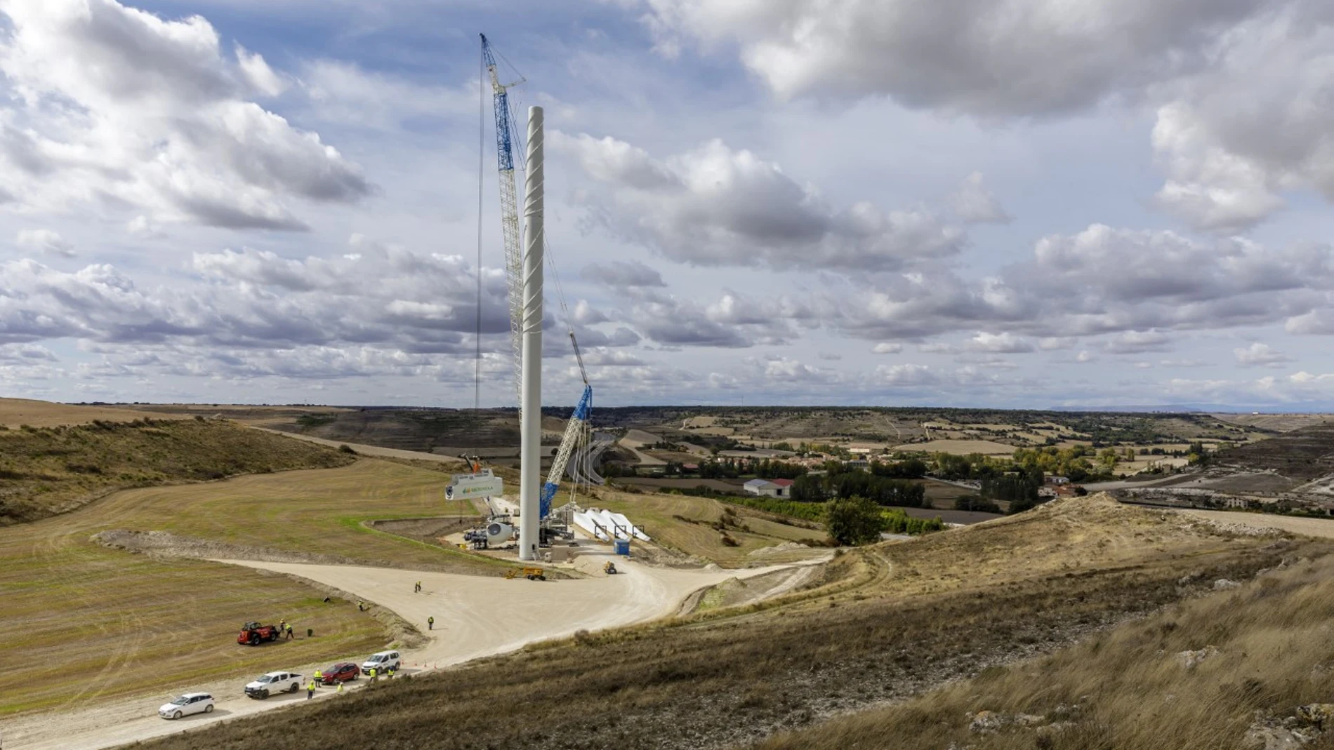Iberdrola instalando el primer aero del complejo eólico Herrera II Burgos en 2020