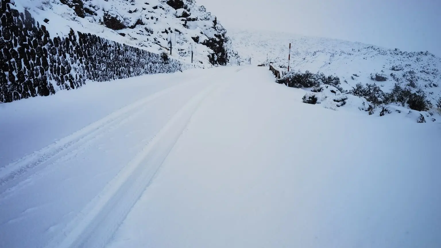 Cerrados todos los accesos al Teide por la presencia de nieve y placas de hielo en la calzadaCABILDO DE TENERIFE26/12/2022