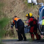 Efectivos de emergencias trasladan el último cadáver recuperado en la zona donde cayó el autobús al río Lérez, a 26 de diciembre de 2022, en Cerdedo-Cotobade, Pontevedra, Galicia, (España).