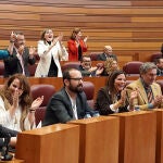 La bancada socialista aplaude una de las intervenciones de su portavoz, Luis Tudanca, en el último pleno