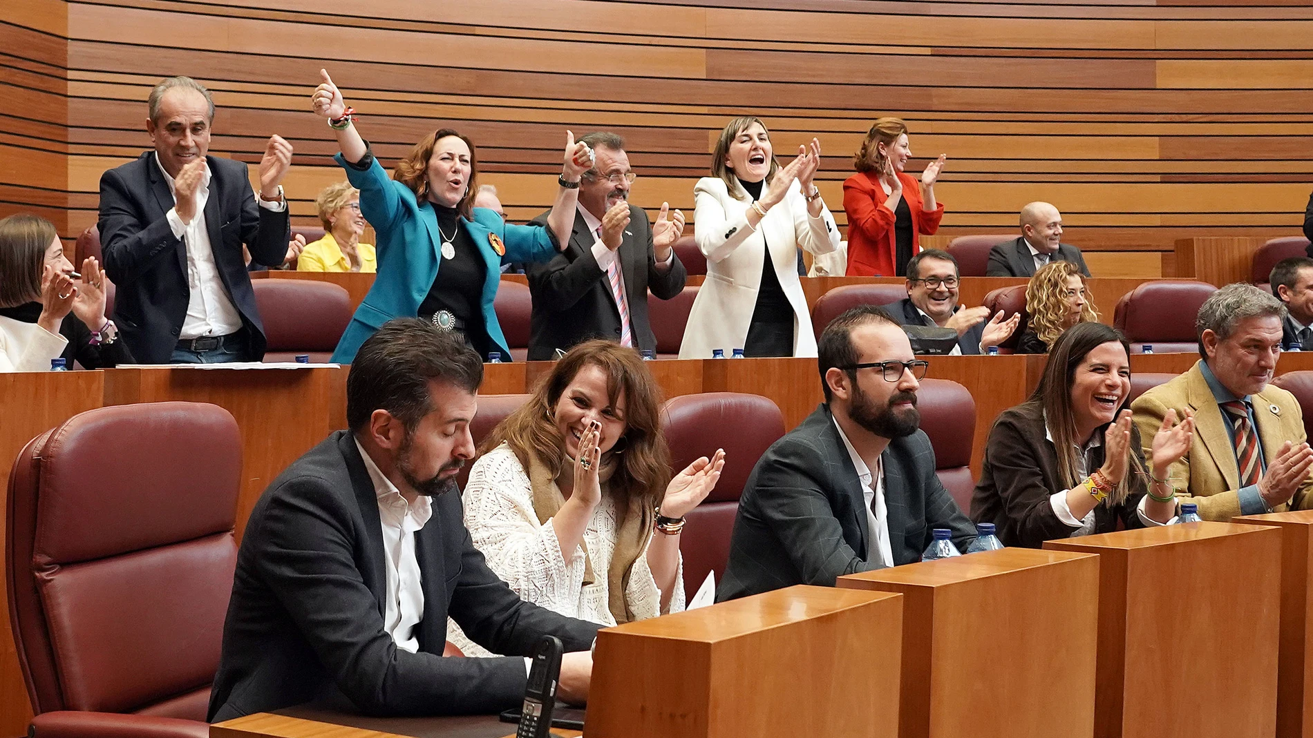 La bancada socialista aplaude una de las intervenciones de su portavoz, Luis Tudanca, en el último pleno