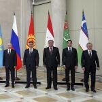 Vladimir Putin posa en San Petersburgo junto a los otros ocho líderes de la Comunidad de Estados Indepndientes