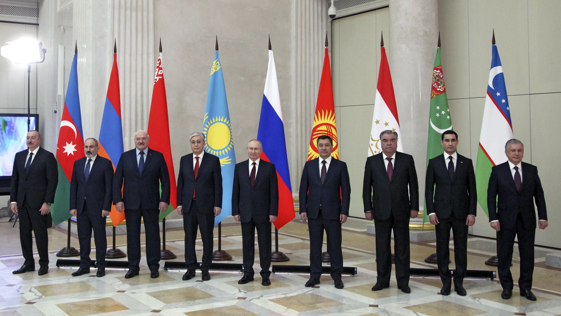 Vladimir Putin posa en San Petersburgo junto a los otros ocho líderes de la Comunidad de Estados Indepndientes