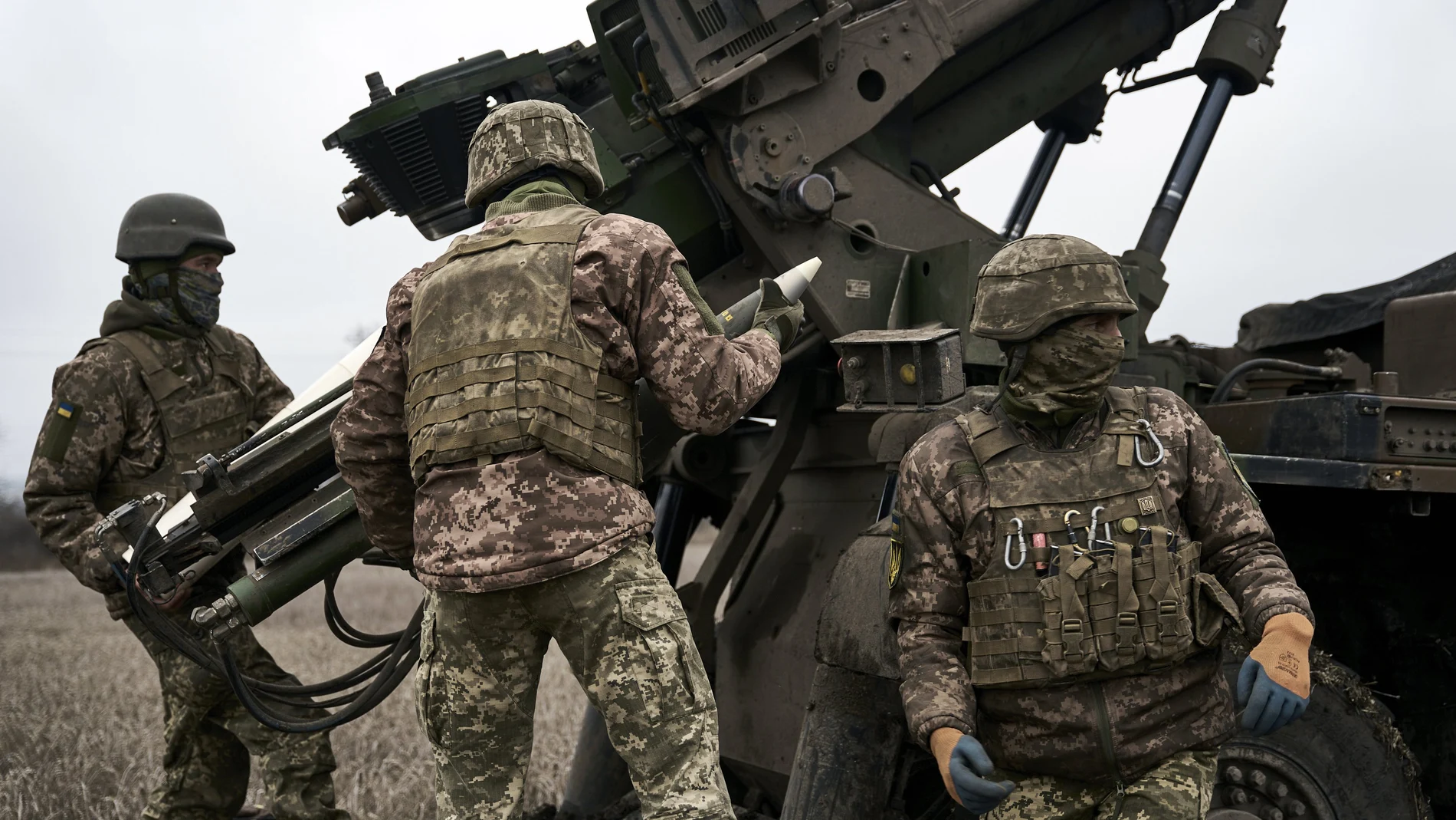 Soldados ucranianos disparan un cañón Caesar francés cerca de Avdiivka, en Donetsk.