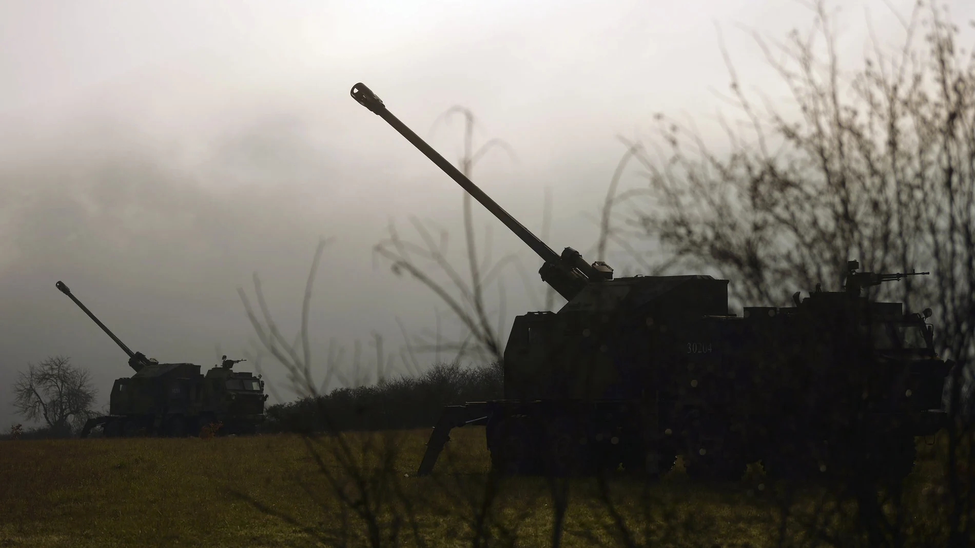 Artillería serbia de 155 mm cerca de la línea fronteriza con Kosovo, al sur del país.