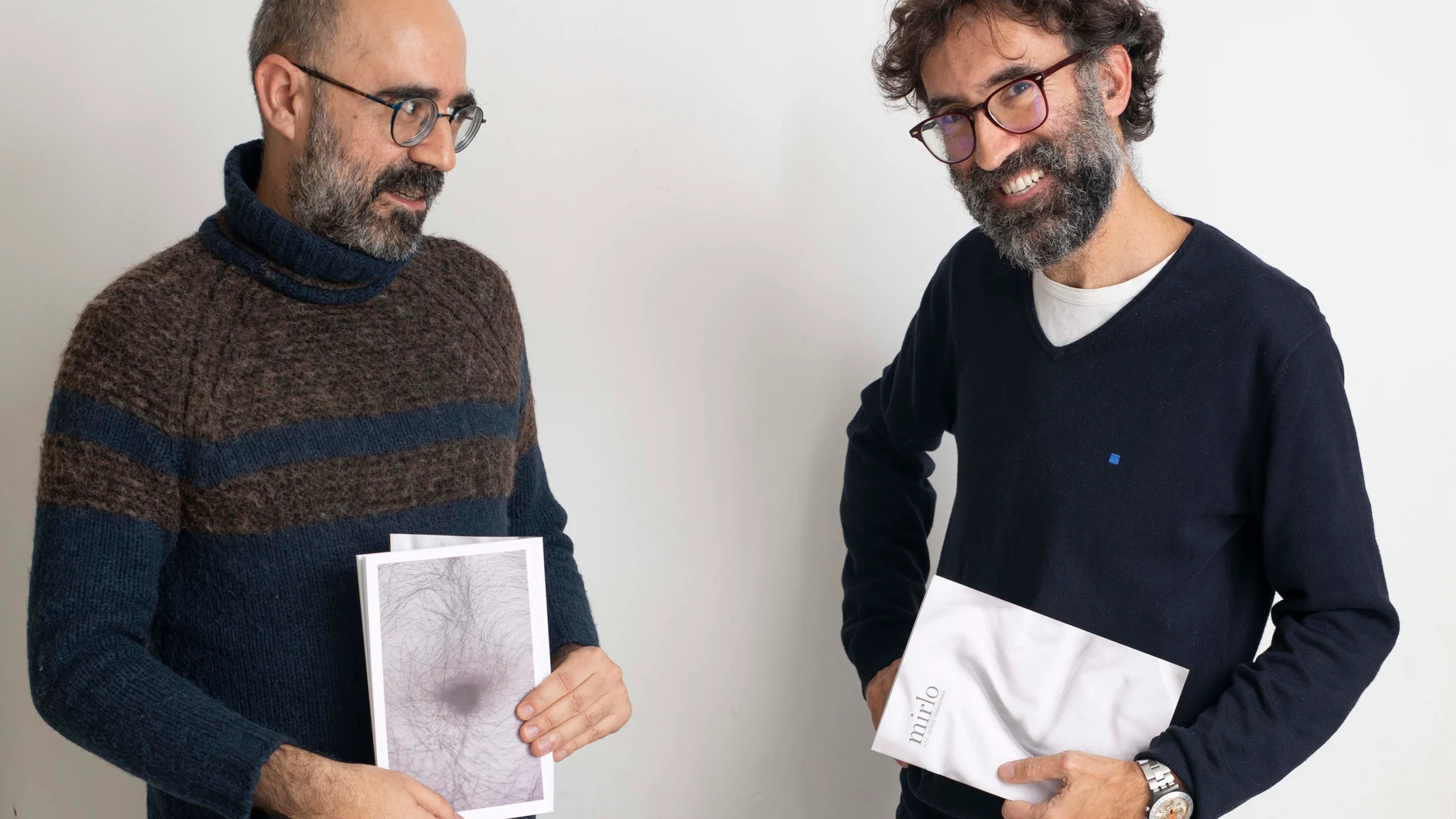 Óscar Esquivias y Asís G. Ayerbe con sendos ejemplares de su nueva revista, 'Mirlo'