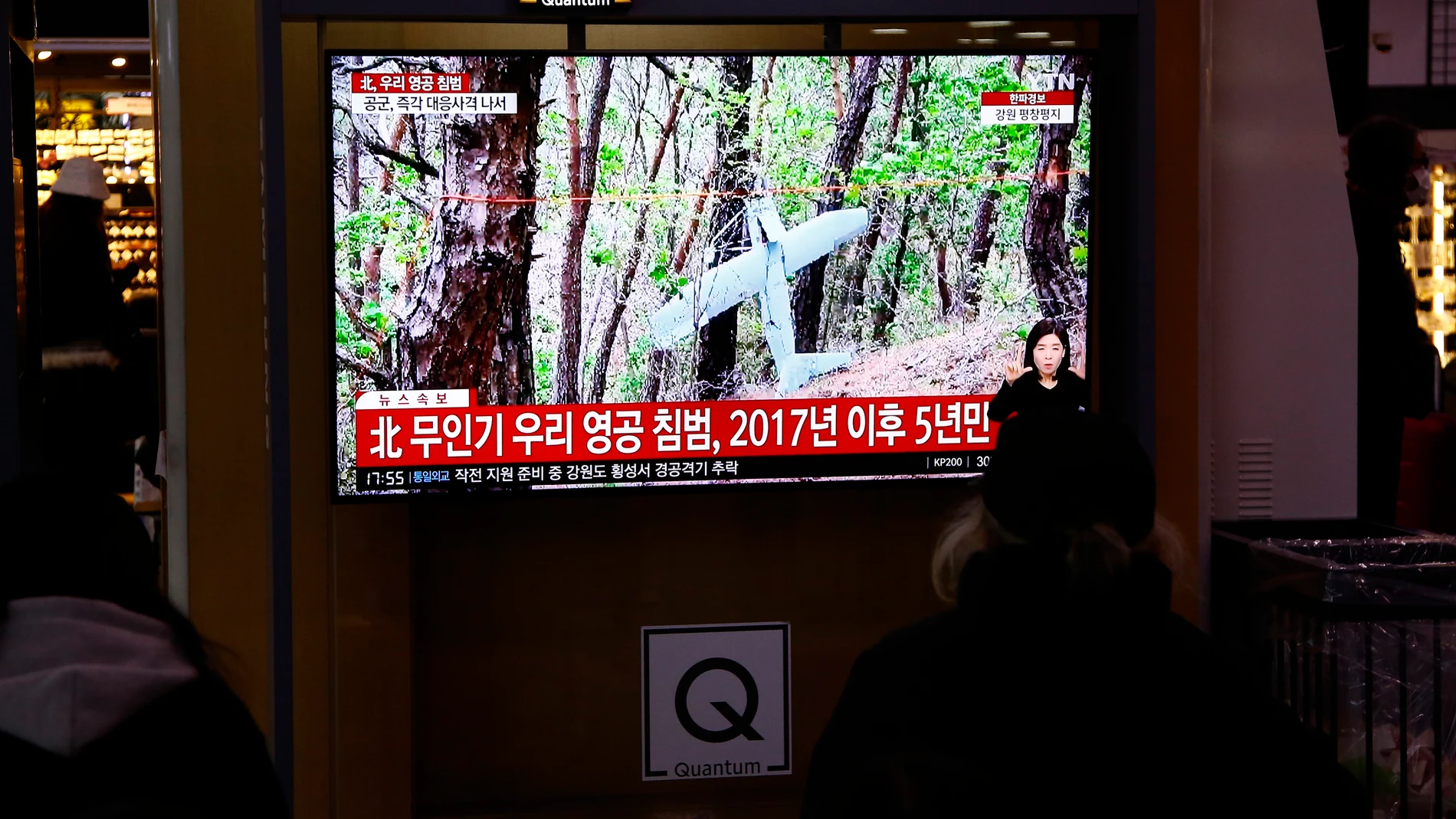 Viajeros ven las noticias por televisión en la estación central de tren de Seúl