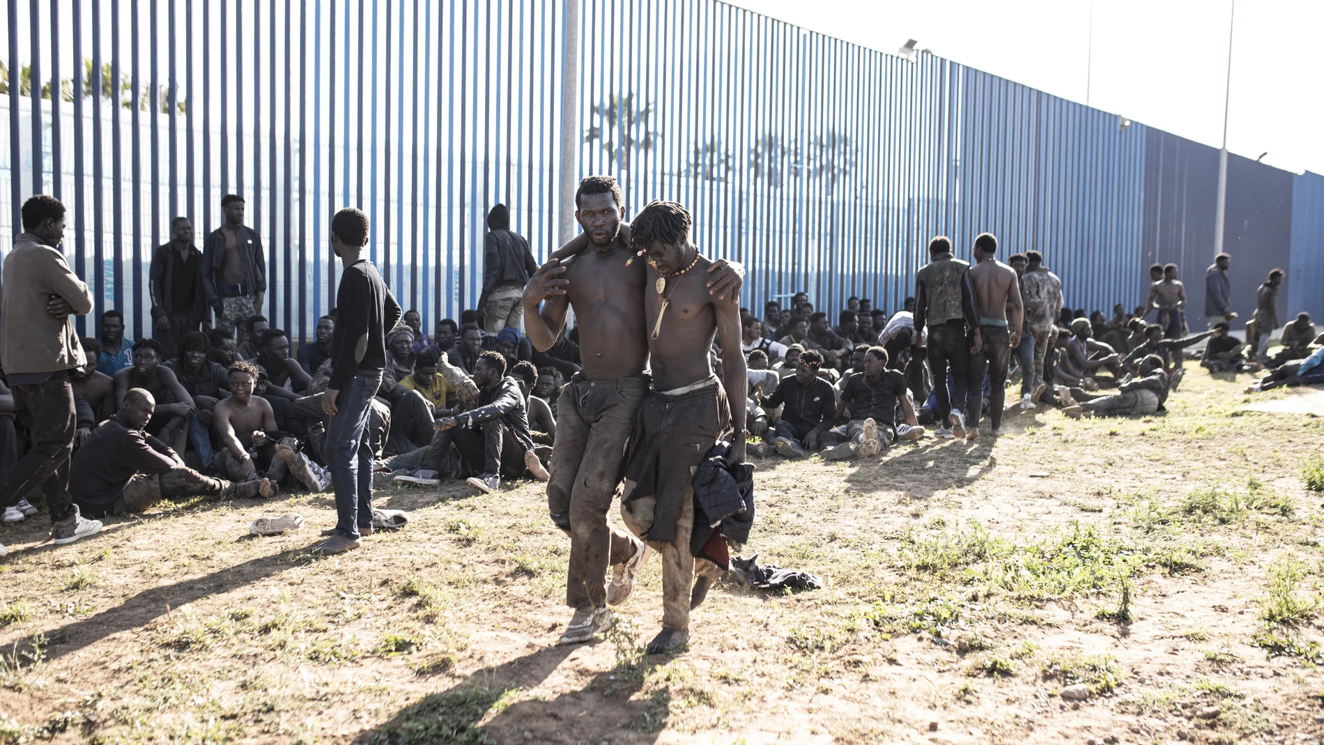 Unos 500 migrantes de origen subsahariano han conseguido saltar la valla de Melilla, a 2 de marzo de 2022, en Melilla (España).