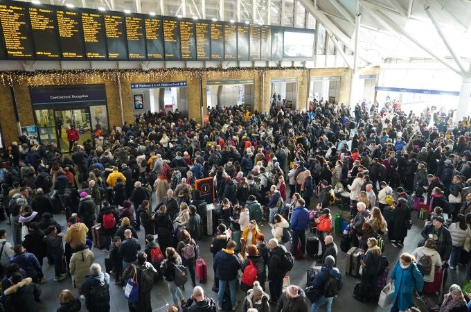 Pasajeros aguardan con paciencia su tren en la estación londinense de King's Cross durante la huelga de ferrocarriles
