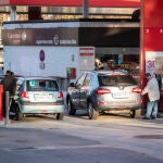 Dos personan repostan combustible en una gasolinera