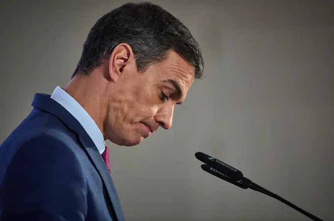 Sánchez recibe el respaldo de su Gobierno tras amagar con dimitir