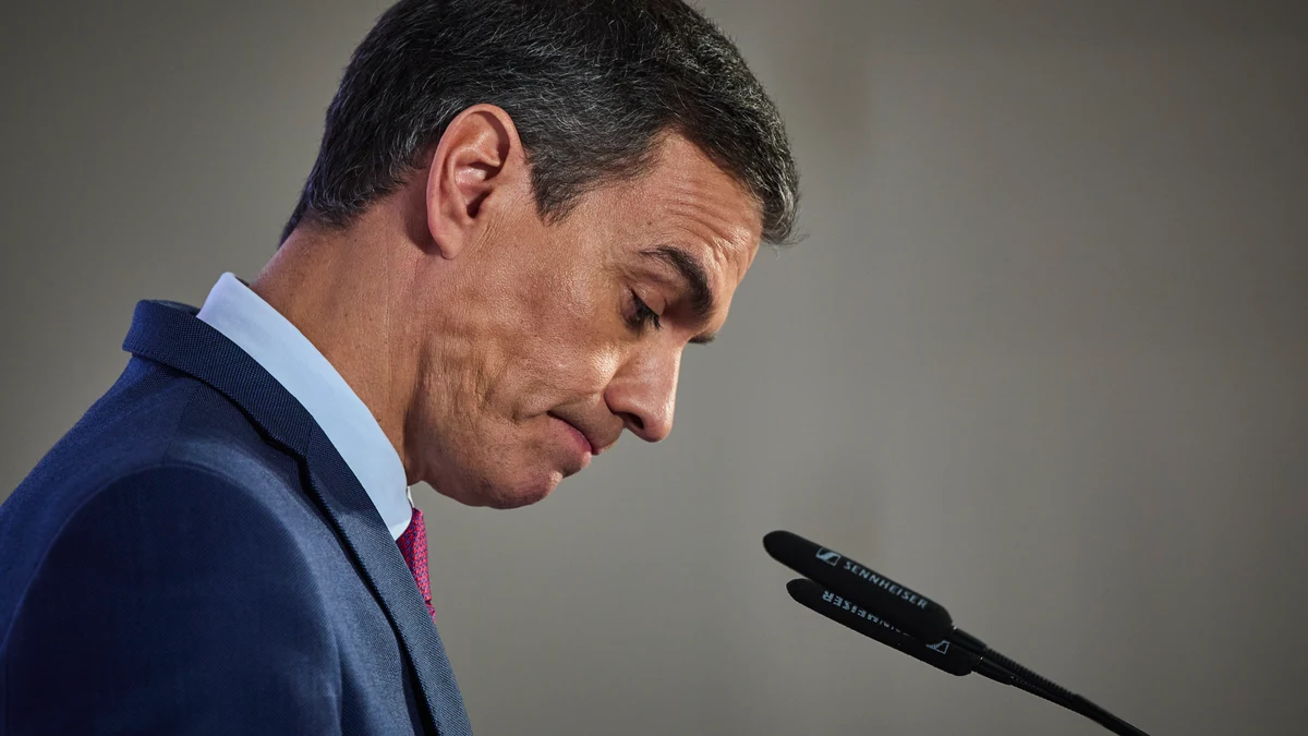Sánchez recibe el respaldo de su Gobierno tras amagar con dimitir