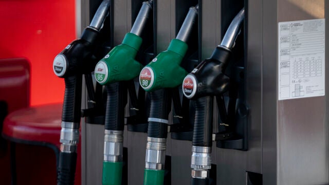Mangueras de combustible en una gasolinera
