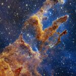 Los Pilares de la Creación aparecen en un caleidoscopio de colores en la imagen del telescopio espacial James Webb de la NASA a la luz casi infrarroja. (Fotografía de NASA, ESA, CSA, STScI; Joseph DePasquale (STScI), Anton M. Koekemoer (STScI), Alyssa Pagan (STScI).)