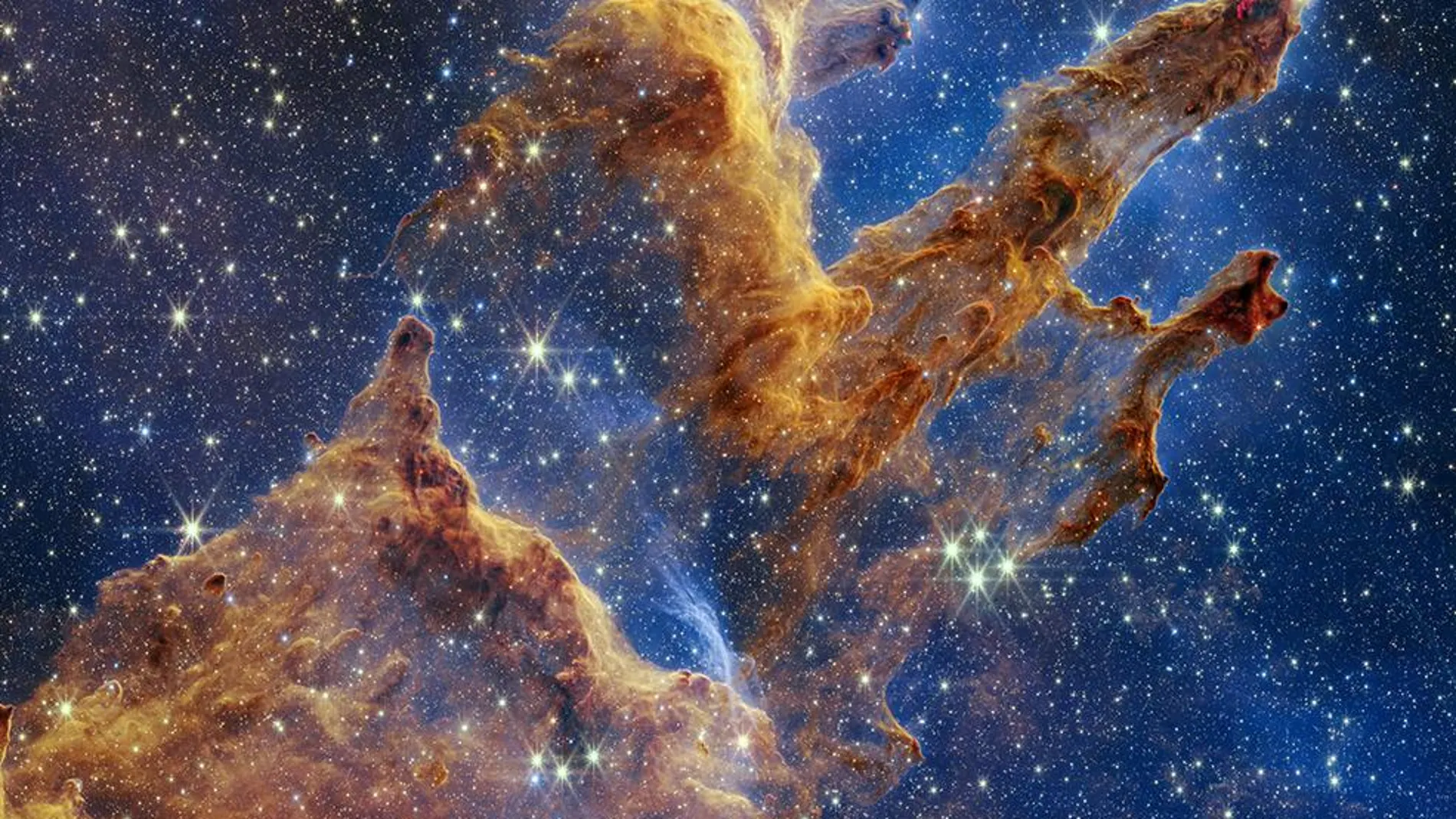 Los Pilares de la Creación aparecen en un caleidoscopio de colores en la imagen del telescopio espacial James Webb de la NASA a la luz casi infrarroja. (Fotografía de NASA, ESA, CSA, STScI; Joseph DePasquale (STScI), Anton M. Koekemoer (STScI), Alyssa Pagan (STScI).)