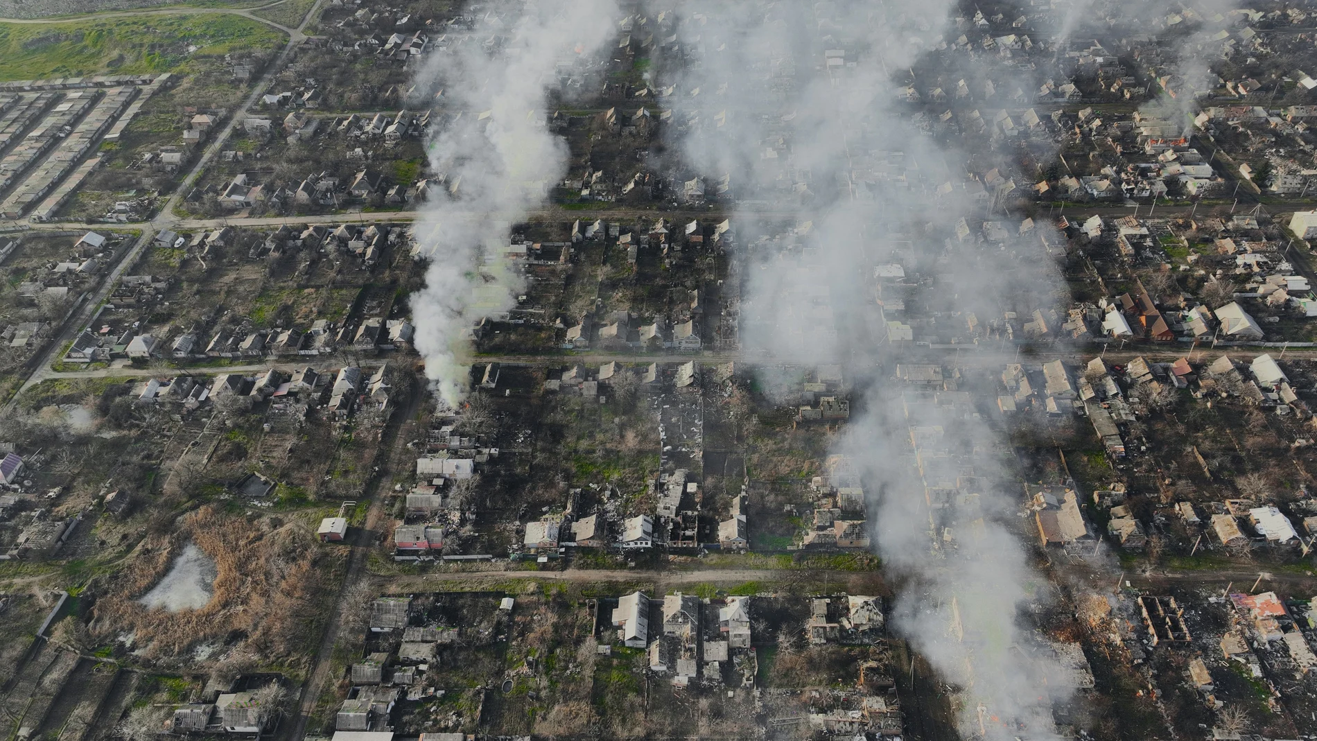 Columnas de humo en Bakmut tras los ataques rusos de este martes