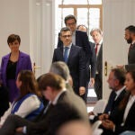El ministro de Presidencia, Félix Bolaños (c) y la portavoz del Gobierno, Isabel Rodríguez (i) antes de la rueda de prensa tras el Consejo de Ministros celebrado en el Palacio de La Moncloa