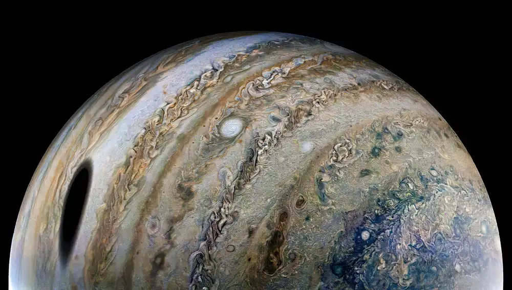 Durante su cuadragésimo paso cercano por Júpiter, la nave espacial Juno vio cómo Ganímedes proyectaba una gran mancha oscura sobre el planeta en febrero. (NASA/JPL-Caltech/SwRI/MSSS)