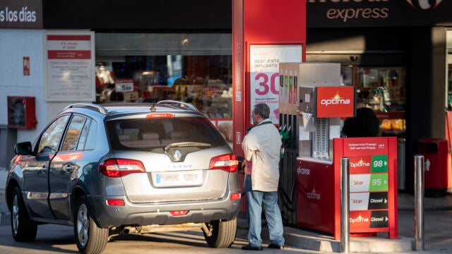 Un hombre reposta combustible en una gasolinera