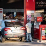 Un hombre reposta combustible en una gasolinera
