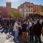 Decenas de turistas hacen cola para acceder a los Reales Alcázares de Sevilla
