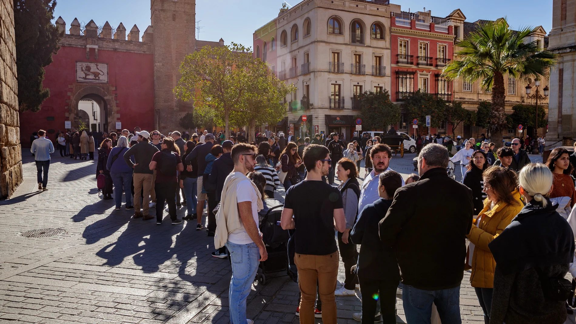 Decenas de turistas hacen cola para acceder a los Reales Alcázares de Sevilla