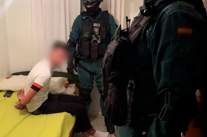Agentes de la Guardia Civil con un detenido en la operación Jaco en Chipiona
