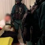 Agentes de la Guardia Civil con un detenido en la operación Jaco en Chipiona