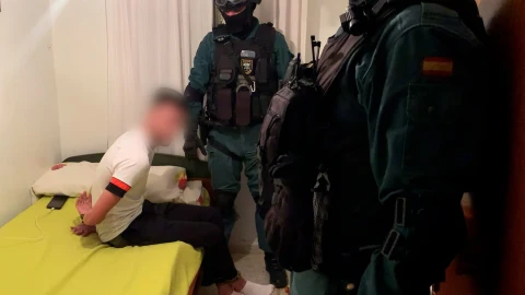 Agentes de la Guardia Civil con un detenido en la operación Jaco en Chipiona