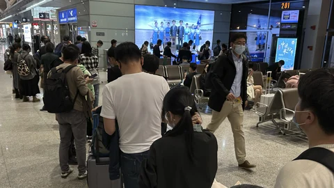 Pasajeros preparándose para embarcar en el aeropuerto de Jianxim, al norte de China.