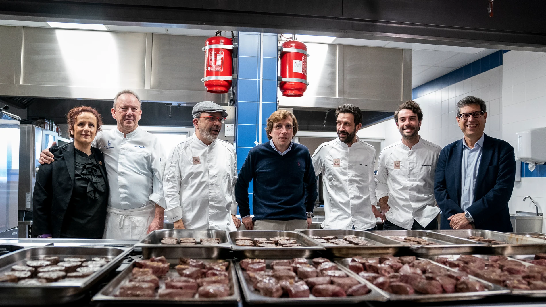 El alcalde de Madrid, José Luis Martínez-Almeida (c), posa con los chefs durante la celebración de una comida solidaria, en la Fundación José María de Llanos, a 28 de diciembre de 2022, en Madrid (España). La comida ha sido preparada para un centenar de mujeres e hijos usuarios del centro para familias vulnerables. Este menú solidario está enmarcado en la iniciativa de comidas solidarias, donde ocho chefs españoles con estrella Michelín preparan menús navideños en cuatro centros de acogida de Madrid para personas sin hogar.28 DICIEMBRE 2022;COMIDA;SOLIDARIA;SOLIDARIDAD;MUJERES;HIJOS;MADRES;CENTRO;FAMILIAS;VULNERABLES;MENÚ;CHEFS;ACOGIDA;SIN HOGARA. Pérez Meca / Europa Press28/12/2022