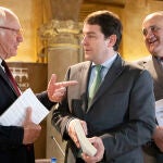 El presidente de la Junta de Castilla y León, Alfonso Fernández Mañueco, participa en la presentación del libro ''''Vuelos en Libertad, Memorias Desordenadas de un Jurista Inquieto'''', de Fernando Gómez de Liaño